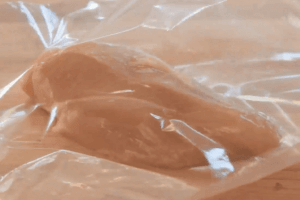 Помістіть м'ясо у пластиковий пакет та покладіть на тверду рівну поверхню.