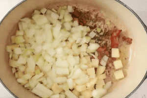 Додайте картопля і цибуля і готуйте, поки цибуля не стане прозорою, приблизно 5 хвилин.
