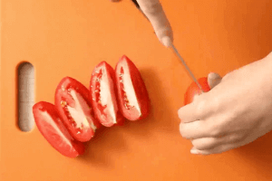 Кожен помідор миємо та розрізаємо на чотири частини.