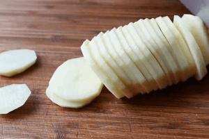 Наріжте картопля кільцями.