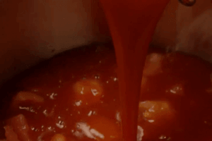 М'якуш у каструлю і заливаємо томатним соком.